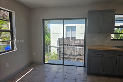 Villa ou maison à louer à Miami, Floride: 2 chambres, 206.61 m2 № 2055570 - photo 9