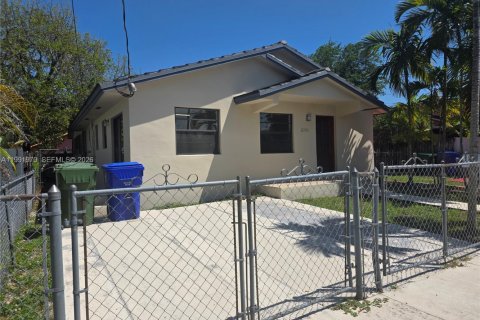 Villa ou maison à louer à Miami, Floride: 2 chambres, 206.61 m2 № 2055570 - photo 2