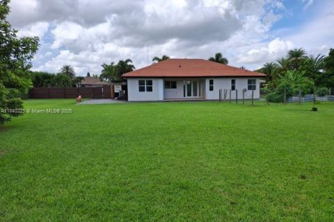 House in Miami, Florida 4 bedrooms, 203.64 sq.m. № 1936477 - photo 16