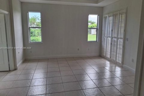House in Miami, Florida 4 bedrooms, 203.64 sq.m. № 1936477 - photo 6