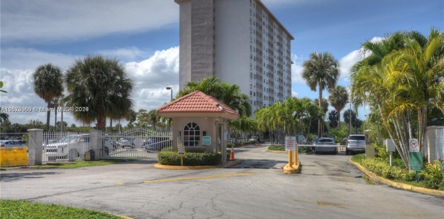 Студия в кондо в Санни-Айлс-Бич, Флорида № 1958768