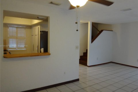 Townhouse in Cutler Bay, Florida 3 bedrooms, 106.28 sq.m. № 1968335 - photo 3