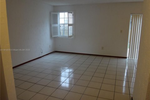 Townhouse in Cutler Bay, Florida 3 bedrooms, 106.28 sq.m. № 1968335 - photo 2