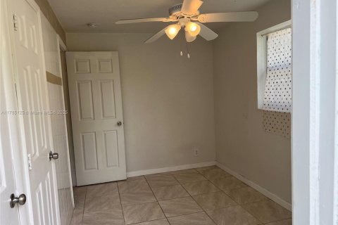 Propiedad comercial en venta en South Bay, Florida, 101.08 m2 № 1706605 - foto 4