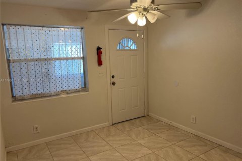 Propiedad comercial en venta en South Bay, Florida, 101.08 m2 № 1706605 - foto 2