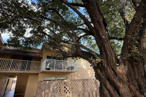 Condo in Doral, Florida, 1 bedroom  № 2075918 - photo 12