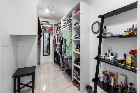 Casa en venta en Miami, Florida, 5 dormitorios, 349.41 m2 № 1936343 - foto 19