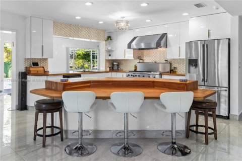 House in Miami, Florida 5 bedrooms, 349.41 sq.m. № 1936343 - photo 11