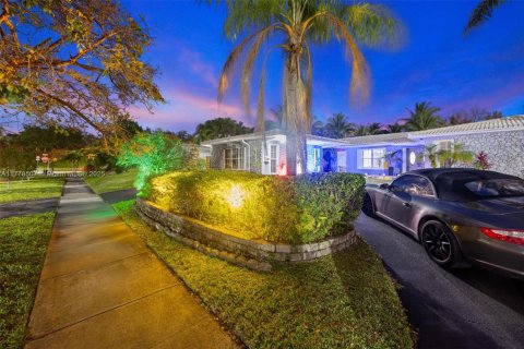 Casa en venta en Miami, Florida, 5 dormitorios, 349.41 m2 № 1936343 - foto 1
