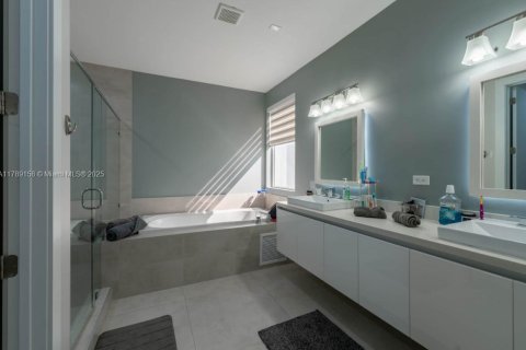 Casa en venta en Doral, Florida, 4 dormitorios, 289.2 m2 № 1731070 - foto 17