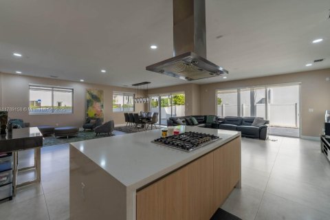 Casa en venta en Doral, Florida, 4 dormitorios, 289.2 m2 № 1731070 - foto 3