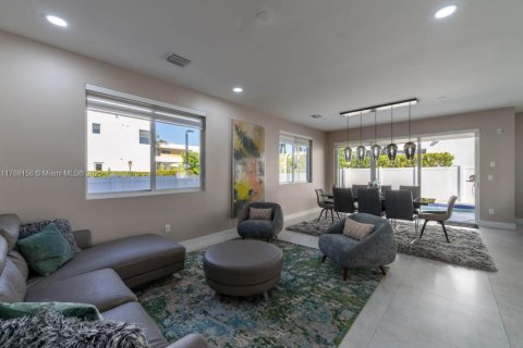 Casa en venta en Doral, Florida, 4 dormitorios, 289.2 m2 № 1731070 - foto 6