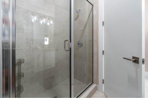 Casa en venta en Doral, Florida, 4 dormitorios, 289.2 m2 № 1731070 - foto 25