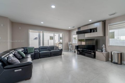 Casa en venta en Doral, Florida, 4 dormitorios, 289.2 m2 № 1731070 - foto 8