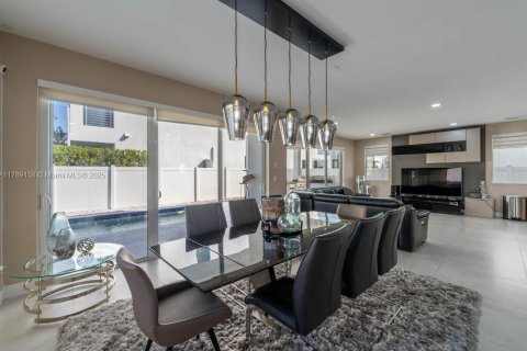 Casa en venta en Doral, Florida, 4 dormitorios, 289.2 m2 № 1731070 - foto 9