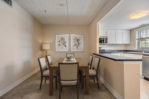 Condo in Saint Petersburg, Florida, 2 bedrooms  № 2239454 - photo 14