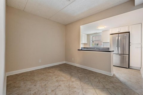 Condo in Saint Petersburg, Florida, 2 bedrooms  № 2239454 - photo 15