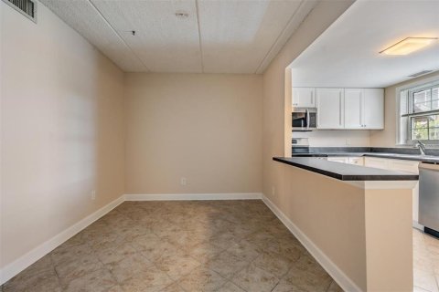 Condo in Saint Petersburg, Florida, 2 bedrooms  № 2239454 - photo 13