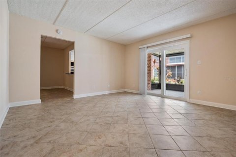 Condo in Saint Petersburg, Florida, 2 bedrooms  № 2239454 - photo 12