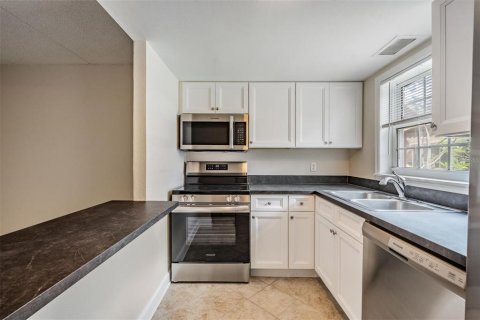 Condo in Saint Petersburg, Florida, 2 bedrooms  № 2239454 - photo 2