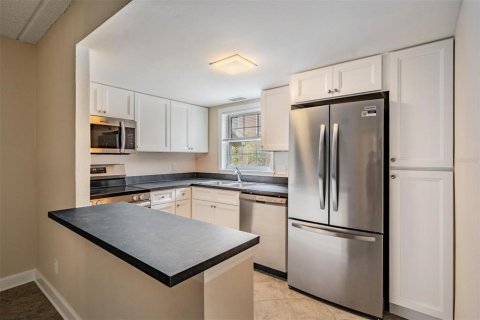Condo in Saint Petersburg, Florida, 2 bedrooms  № 2239454 - photo 16