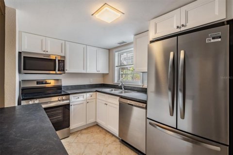 Condo in Saint Petersburg, Florida, 2 bedrooms  № 2239454 - photo 17