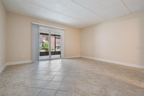 Condo in Saint Petersburg, Florida, 2 bedrooms  № 2239454 - photo 5