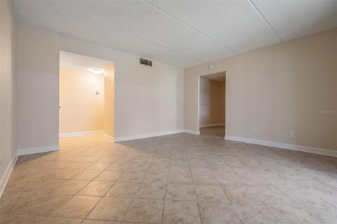 Condo in Saint Petersburg, Florida, 2 bedrooms  № 2239454 - photo 4