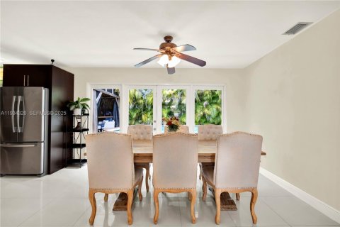 House in Miami, Florida 3 bedrooms, 140.84 sq.m. № 1992678 - photo 15