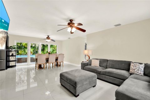 House in Miami, Florida 3 bedrooms, 140.84 sq.m. № 1992678 - photo 12