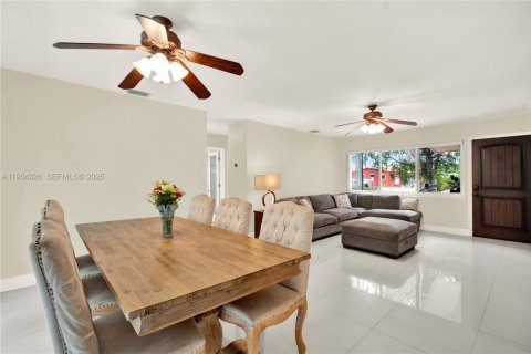House in Miami, Florida 3 bedrooms, 140.84 sq.m. № 1992678 - photo 13