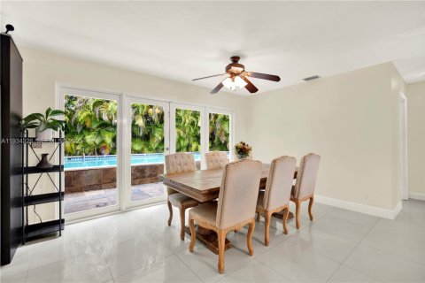 House in Miami, Florida 3 bedrooms, 140.84 sq.m. № 1992678 - photo 17