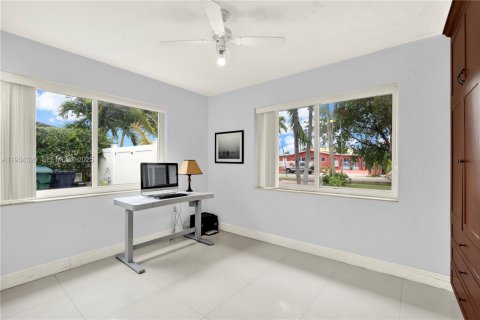 House in Miami, Florida 3 bedrooms, 140.84 sq.m. № 1992678 - photo 29