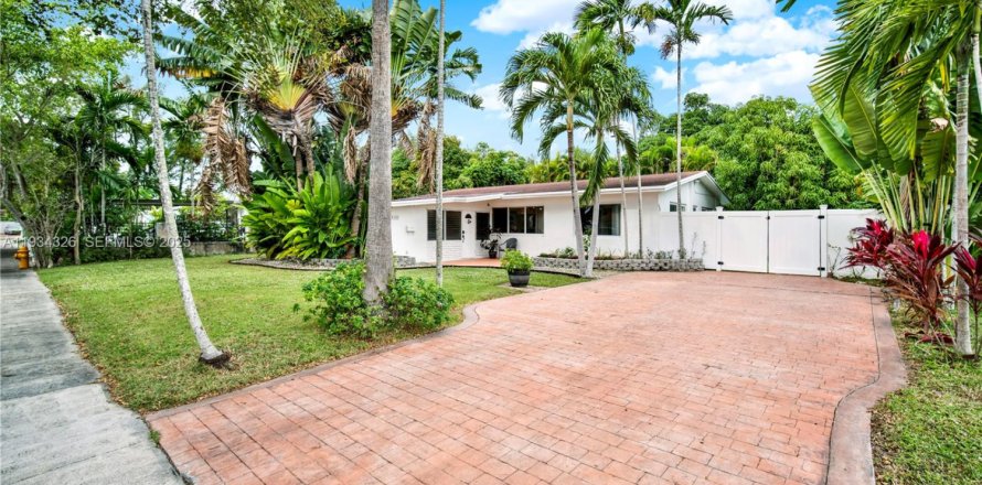 House in Miami, Florida 3 bedrooms, 140.84 sq.m. № 1992678