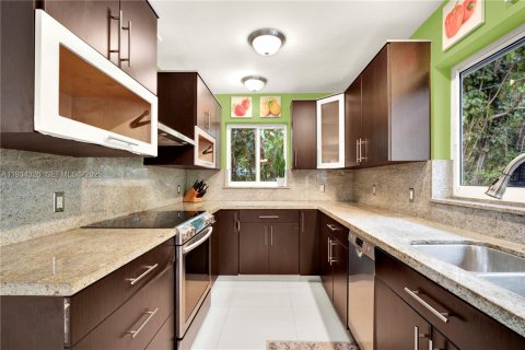 House in Miami, Florida 3 bedrooms, 140.84 sq.m. № 1992678 - photo 21