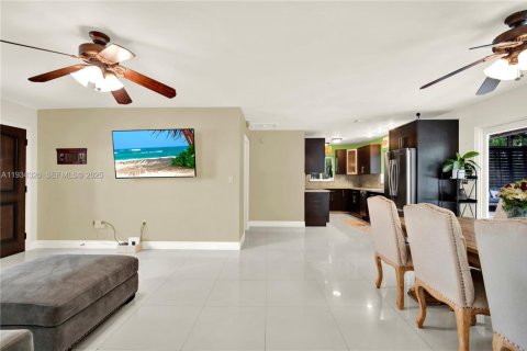 House in Miami, Florida 3 bedrooms, 140.84 sq.m. № 1992678 - photo 18