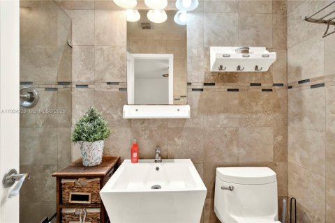 House in Miami, Florida 3 bedrooms, 140.84 sq.m. № 1992678 - photo 26