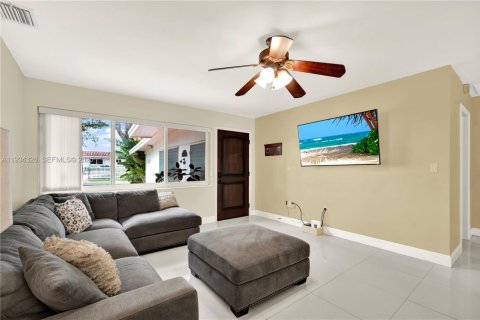 House in Miami, Florida 3 bedrooms, 140.84 sq.m. № 1992678 - photo 11