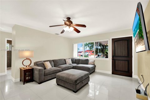 House in Miami, Florida 3 bedrooms, 140.84 sq.m. № 1992678 - photo 8