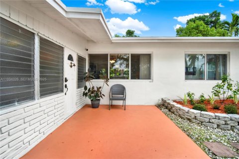 House in Miami, Florida 3 bedrooms, 140.84 sq.m. № 1992678 - photo 5