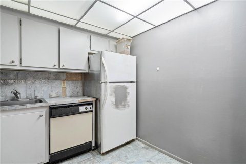 Condo in Tamarac, Florida, 1 bedroom  № 1846016 - photo 6