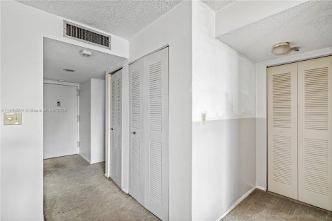 Condo in Tamarac, Florida, 1 bedroom  № 1846016 - photo 8