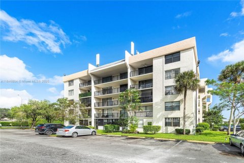 Condo in Tamarac, Florida, 1 bedroom  № 1846016 - photo 1