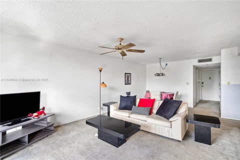 Condo in Tamarac, Florida, 1 bedroom  № 1846016 - photo 11