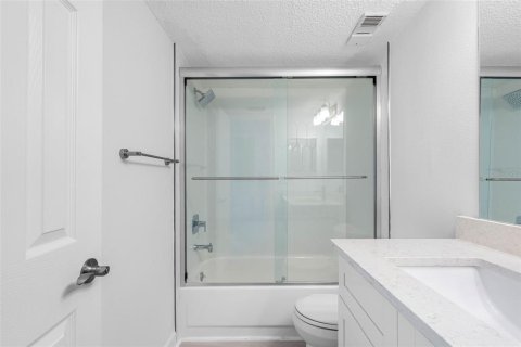 Condo in Indian Rocks Beach, Florida, 2 bedrooms  № 2395865 - photo 13
