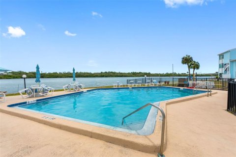 Condo in Indian Rocks Beach, Florida, 2 bedrooms  № 2395865 - photo 20