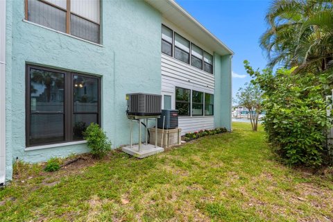 Condo in Indian Rocks Beach, Florida, 2 bedrooms  № 2395865 - photo 18