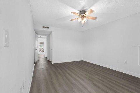 Condo in Indian Rocks Beach, Florida, 2 bedrooms  № 2395865 - photo 15