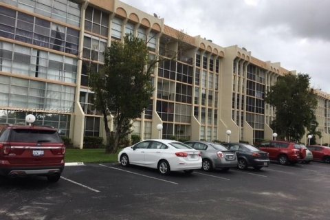 Condo in Hallandale Beach, Florida, 2 bedrooms  № 2068177 - photo 15