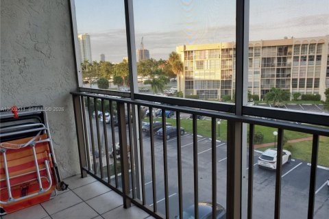 Condo in Hallandale Beach, Florida, 2 bedrooms  № 2068177 - photo 14